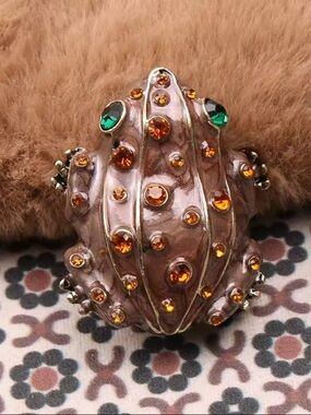 Antique Style Frog Brooch with Amber Crystals – Vintage Inspired Jewelry